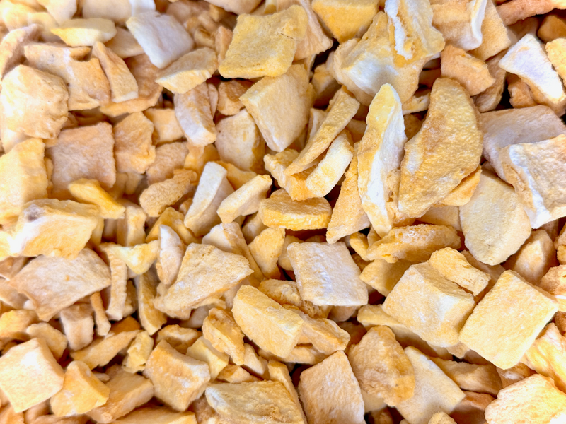 Nahaufnahme von gefriergetrockneten Mangostücken