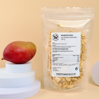 Gefriergetrocknete Mangostücke im Doypack neben frischer Mango